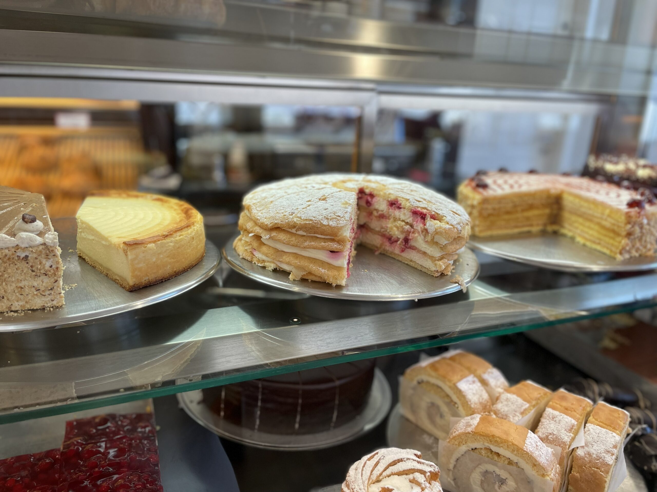 Tortentheke im Café Gangkofen